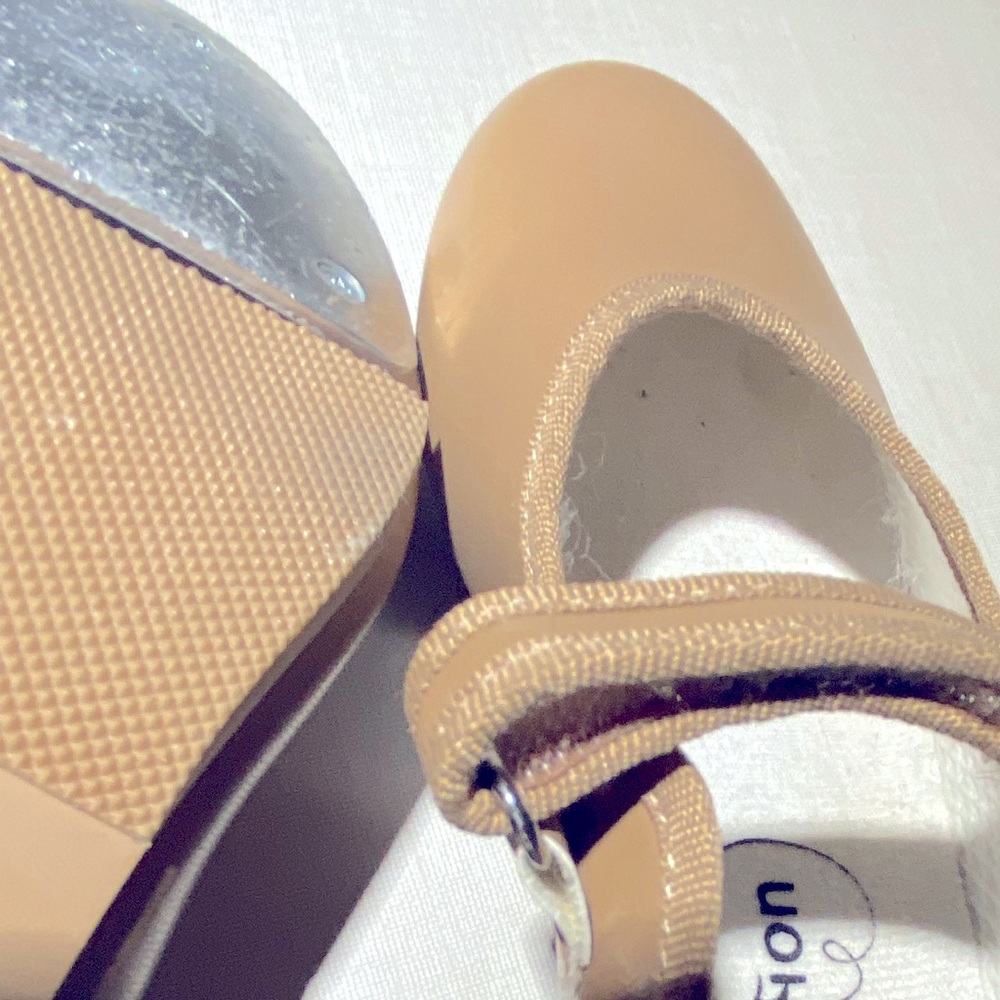 Kids size 1 to 3 tap shoes -new, only gently used for 2 studio dance classes